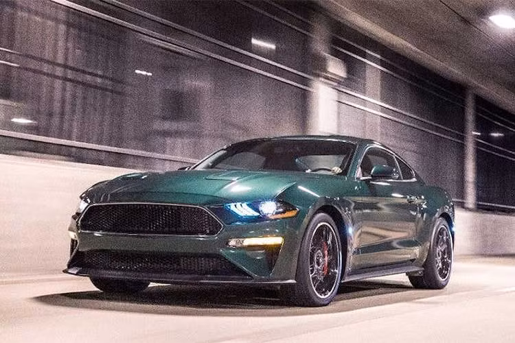Với vẻ ngoài hầm hố, dữ dằn hơn, Ford Mustang Bullitt 2019 xứng đáng là biểu tượng mới của dòng xe cơ bắp Mỹ. Theo Carl Widmann, kỹ sư trưởng Mustang: "Khi ra mắt mẫu Mustang Bullitt, những yếu tố nhất định phải có đó là dáng dấp đứng đắn, vượt trội hơn so với Mustang GT và phần đuôi phải cuốn hút". 