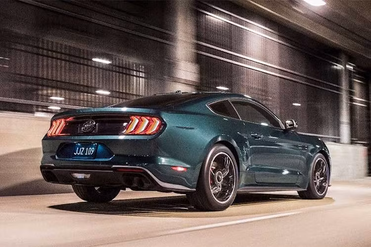 Trên phiên bản mới, Mustang Bullitt 2019 được trang bị hệ thống ống xả hiệu suất cao với các đầu bọc màu đen Black NitroPlate. Hệ thống này đã được hiệu chỉnh lại để chiếc xe có thể đạt hiệu năng vận hành cao hơn.