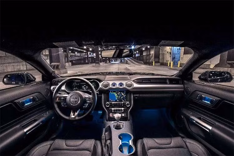 Nội thất của Mustang Bullitt thế hệ thứ ba cũng kế thừa khá nhiều nét đặc trưng từ người tiền bối, nhưng được kết hợp với nhiều trang bị hiện đại. Theo đó, núm gạt trên cần số cũng mang thiết kế dạng khối cầu được sơn màu trắng như mẫu Bullitt ở thế hệ đầu tiên.