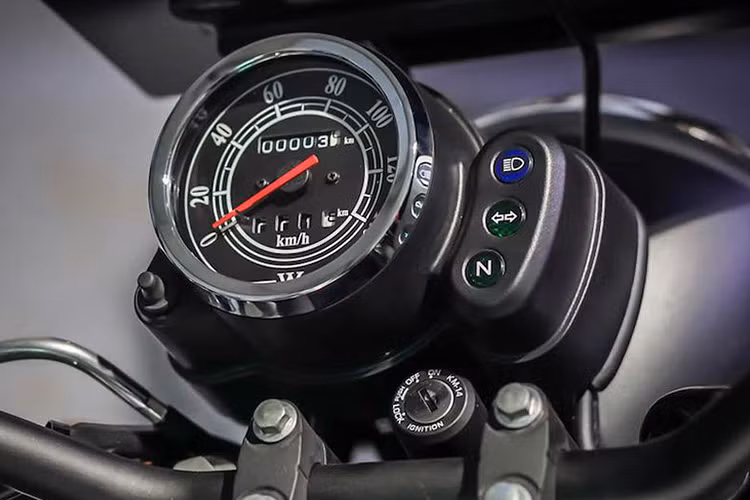 Ở phía trên tay lái, bảng đồng hồ của W175 có thiết kế cực kỳ tối giản như những chiếc xe từ cách đây hàng chục năm. Người lái sẽ đối diện với duy nhất một đồng hồ tốc độ với công-tơ mét và bộ đo quãng đường đi được chạy bằng cơ. Ngoài ra là một số đèn báo khác như pha, xi-nhan và số "mo" - chiếc xe thậm chí còn không có đồng hồ hay đèn báo xăng.
