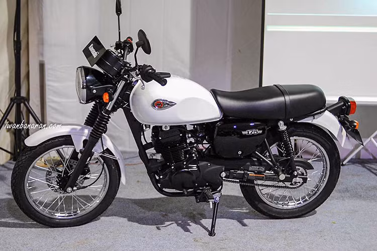 Vừa qua tại lễ hội Kawasaki Bike Week vừa được tổ chức ở Indonesia, mẫu xe môtô Kawasaki W175 đã được công bố chính thức, bên cạnh các dòng xe Z900RS, W250, và Ninja 250 thế hệ mới. W175 là mẫu xe hoài cổ rẻ nhất thuộc dòng W của Kawasaki, nằm dưới chiếc W250 (trước đây được biết đến với tên gọi Estrella 250) và W800.