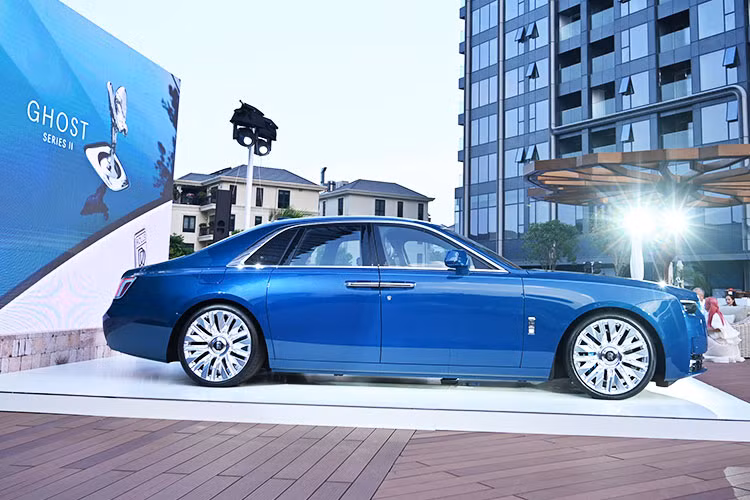 Mẫu sedan siêu sang Rolls-Royce Ghost Series II tại Việt Nam này là bản nâng cấp giữa vòng đời của thế hệ thứ hai lần đầu ra mắt toàn cầu năm 2020. Vẫn giữ triết lý thiết kế "Post Opulence" (sang trọng tối giản), mẫu xe mới tiếp tục trung thành với ngoại hình nguyên khối đặc trưng của thương hiệu.