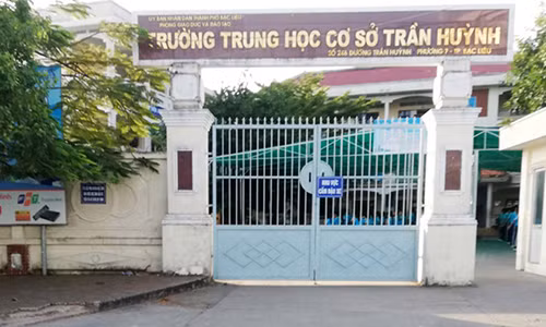 Phu huynh xuc pham thay giao vi chiec quan lung cua con
