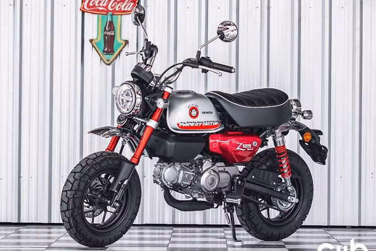 Mới đây, CUB house của nhà Honda vừa chính thức ra mắt phiên bản mới nhất của Honda Monkey đời 2022. Theo đó, chiếc "xe khỉ" đầy hấp dẫn này sẽ được khoác lên mình một bộ cánh mới mang tên Monkey Johney được phối với 2 màu chủ đạo gồm đỏ và bạc.