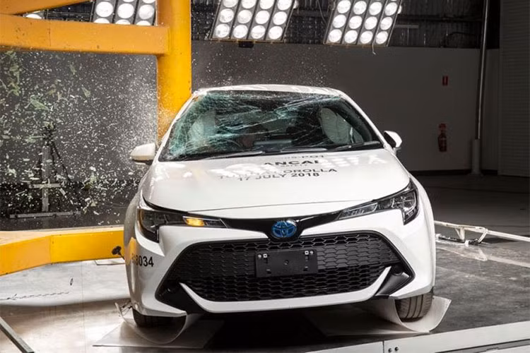 Ở hạng mục bảo vệ dành cho người lớn, chiếc xe Toyota Corolla 5 cửa đã xuất sắc ghi được 36,6 điểm trên tổng số 38 điểm (đạt 96%), với điểm tuyệt đối (8/8) trong các bài kiểm tra tác động bên và đâm xiên.