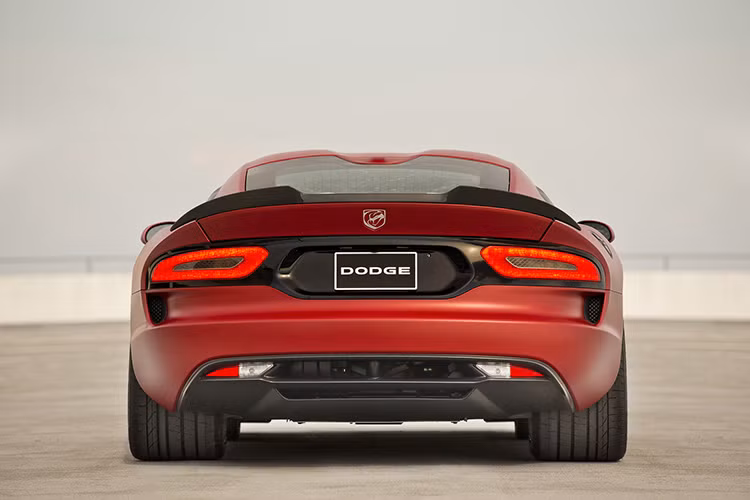 Dodge đã thể hiện màu sơn đỏ mờ tuyệt đẹp trên “Siêu rắn” và nó kết hợp hoàn hảo với các chi tiết bằng sợi các-bon.