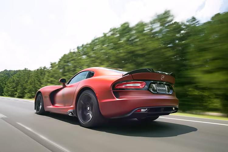 Sức mạnh này giúp xe tăng tốc lên 100 km/h trong dưới 3.5 giây và đạt tốc độ tối đa 317 km/h. Dodge Viper 2015 có giá bán đề xuất khoảng 87.000 USD tại thị trường Mỹ. 