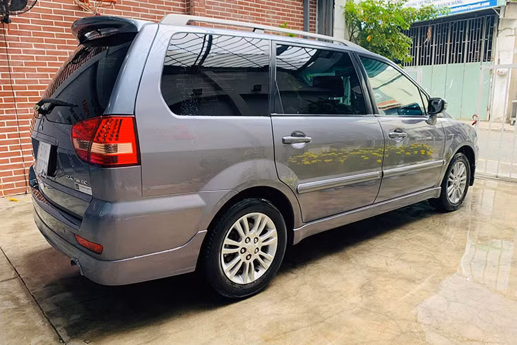 Có thể xem mẫu xe MPV Mitsubishi Savrin là một phiên bản khác của Grandis, chỉ sản xuất tại Đài Loan và trải qua 2 thế hệ. Thế hệ đầu tiên từ năm 2001 - 2004, thế hệ thứ 2 kéo dài từ 2004 cho đến năm 2014 dừng sản xuất. Mitsubishi Savrin là mẫu xe khá đặc biệt khi nó không được sản xuất ở nơi nào khác ngoài Đài Loan.