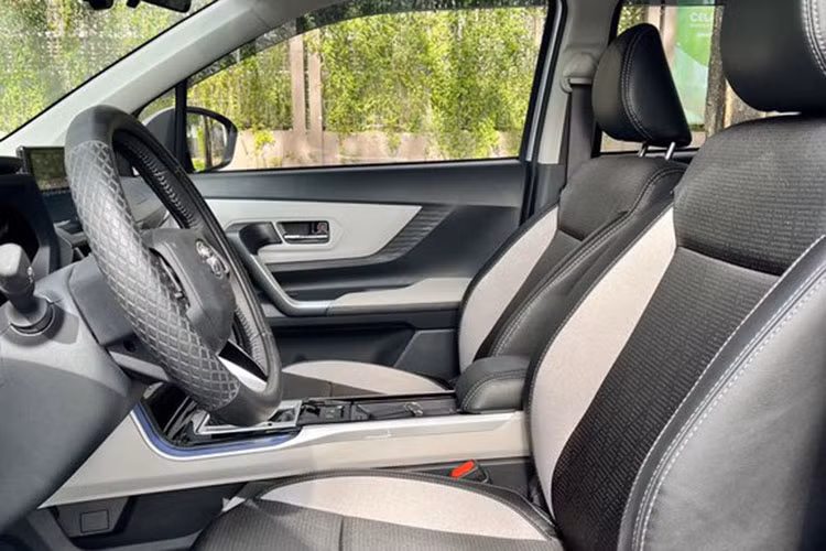 Về mặt an toàn, Toyota Veloz Cross Top sở hữu gói an toàn cao cấp Toyota Safety Sense (TSS) với nhiều tính năng nổi bật như: Cảnh báo tiền va chạm, đèn chiếu xa tự động, cảnh báo chệch làn đường,...