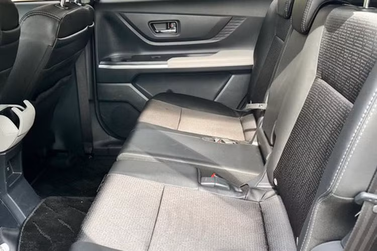 Các trang bị nổi bật khác bao gồm hệ thông kiểm soát vận hành chân ga, cảnh báo phương tiện phía trước khởi hành, cảnh báo điểm mù, cảnh báo phương tiện cắt ngang khi lùi, camera 360 độ,....