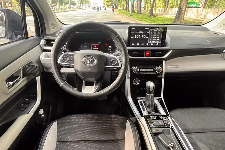 Toyota Veloz Cross TOP 2022 là phiên bản cao cấp nhất tích hợp hàng loạt trang bị hiện đại. Được định vị dưới chiếu Toyota Innova, mẫu xe MPV 7 chỗ Veloz hướng đến những gia đình trẻ đông thành viên nên thiết kế xe có phần trẻ trung cùng nhiều tính năng nổi bật.