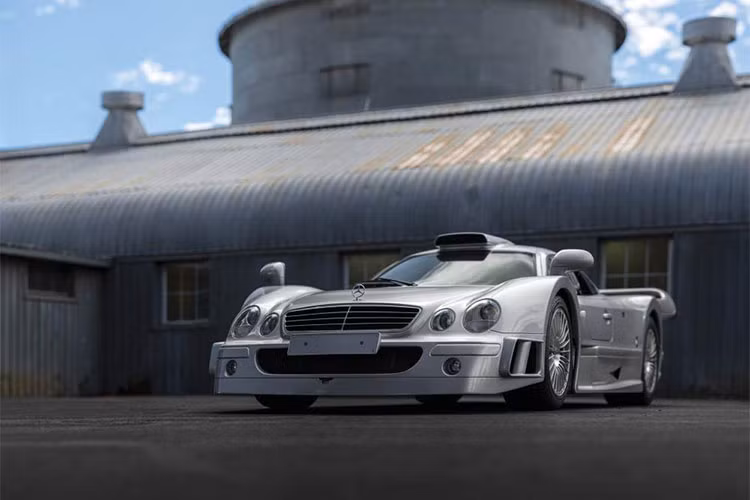 Nhắc đến những siêu xe triệu đô nhiều người sẽ nghĩ ngay đến Bugatti, Ferrari LaFerrari, McLaren P1 hay Pagani... Tuy nhiên, đây đều không phải là những chiếc siêu xe đầu tiên có giá bán kỷ lục trên mức triệu đô, mà lại là mẫu xe Mercedes-Benz CLK GTR.