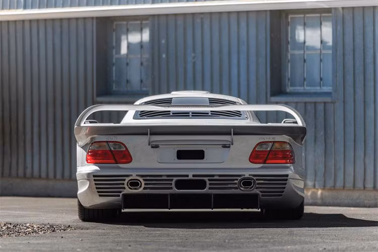 Trong đó, 1 chiếc siêu xe Mercedes-Benz CLK GTR được sản xuất và mang số thứ tự 9/25 chiếc được sản xuất sẽ tìm chủ nhân mới tại một cuộc đấu giá danh tiếng diễn ra vào ngày 24/8.