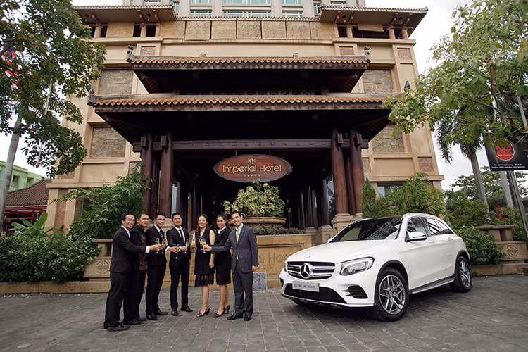 Theo ông Choi Duk Jun, Giám đốc điều hành xe du lịch Mercedes-Benz Việt Nam: “Việc bàn giao GLC 300 AMG 4MATIC đến khách sạn Imperial Huế sẽ đặt nền móng cho xu hướng sử dụng dòng xe SUV hạng sang cho mục đích chuyên chở khách VIP tại Việt Nam".