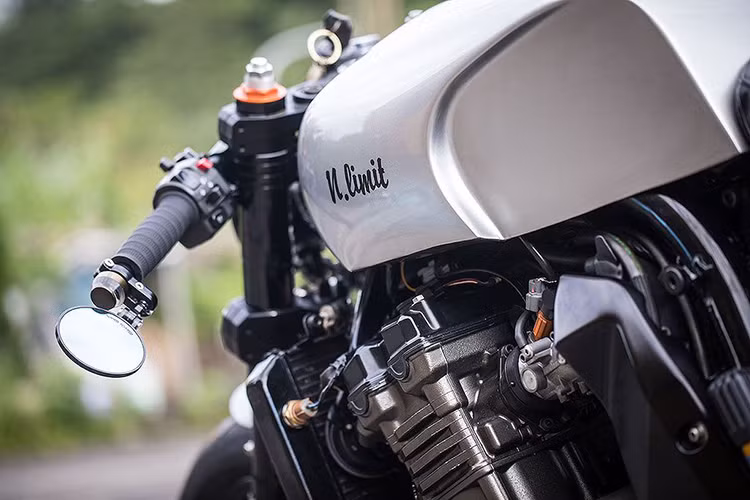 Được coi là "linh hồn" cho mỗi chiếc cafe racer, trục và bộ khung của chiếc xe được tạo ra bằng cách sắp xếp đèn pha - bình xăng lớn và đuôi xe tạo thành một đường ngang khi nhìn từ hai bên thân. Bắt đầu từ bình xăng, do khung chính của Z1000 có bề rộng quá lớn nên Cowboy’s Choppers phải tự gò cho chiếc xe một bình mới, với cảm hứng được lấy từ mẫu cafe racer Anh Quốc Norton Commando.