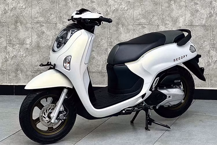 Đáng chú ý, chiều cao yên của Honda Scoopy thế hệ mới giảm xuống chỉ còn 746 mm, thấp hơn 18 mm so với thế hệ trước, giúp người lái dễ dàng kiểm soát hơn. Trọng lượng xe dao động từ 93 - 94 kg, tùy phiên bản.