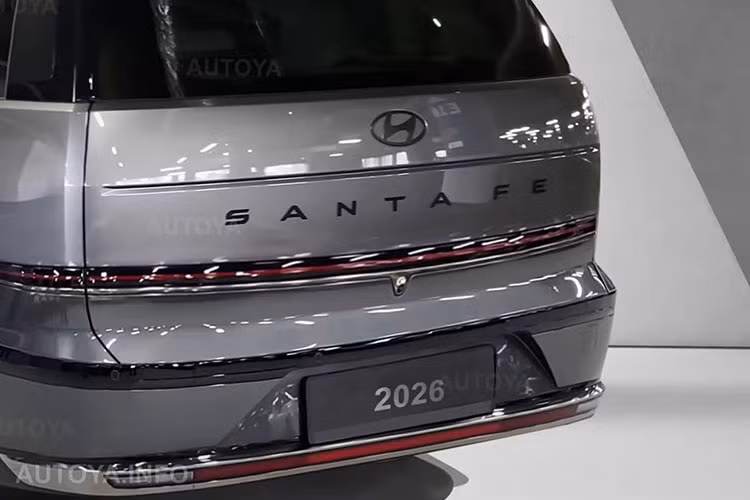 Trong khi đó, cụm đèn pha phía dưới mang phong cách giống Hyundai Palisade tạo cảm giác sang trọng và đồng bộ hơn với dải sản phẩm của hãng. Tổng thể, các đường nét được tinh chỉnh gọn gàng, liền mạch và hiện đại hơn nhưng vẫn giữ được sự mạnh mẽ đặc trưng của Hyundai SantaFe thế hệ thứ 5.