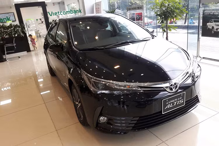 Theo khảo sát tại các đại lý, mẫu sedan hạng C của Toyota hiện đang được áp mức giảm từ 50-80 triệu đồng cho tất cả các phiên bản, tùy từng đại lý. Hiện tại, giá xe Toyota Corolla Altis đang được phân phối tại thị trường Việt Nam với 5 biến thể, bán ra từ 697 triệu đồng đến 932 triệu đồng.