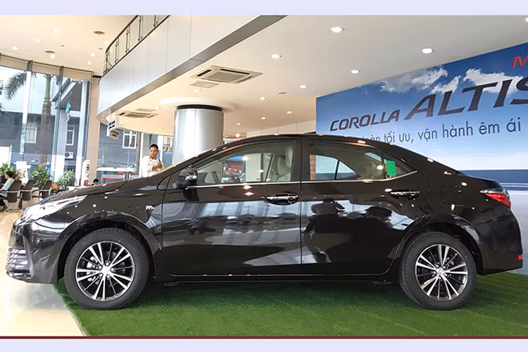 Theo một số nguồn tin từ đại lý, việc giảm giá Toyota Corolla Altis tại Việt Nam là phía nhà phân phối chính hãng hiện đang rục rịch cho ra mắt phiên bản mới nhằm củng cố sức mạnh để tranh dành thị phần với các đối thủ còn lại. Chính vì vậy việc "dọn kho" để đón bản mới về và kiếm doanh số cũng không phải điều ngạc nhiên.