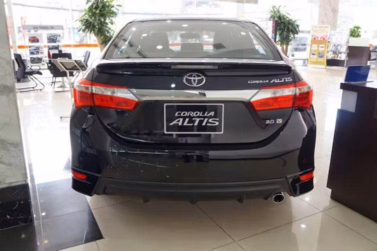 Phần đầu của xe sở hữu lưới tản nhiệt trên mảnh hơn với 1 nan, lưới tản nhiệt dưới được mở rộng, nối 2 đèn sương mù với nhau. Gương chiếu hậu của bản 2.0V Sport tích hợp thêm chức năng gập tự động và tự động điều chỉnh khi lùi xe. Mâm xe mới dạng đa chấu 17 inch với bản cao cấp nhất 2.0V Sport, trong khi các bản còn lại tương tự như cũ.