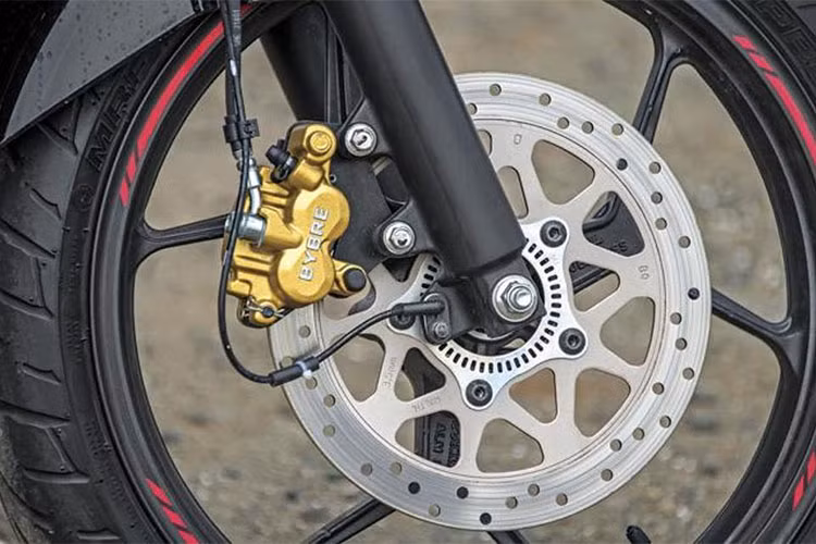 Hệ thống treo trên xe bao gồm cặp phuộc ống lồng 41mm ở trước và giảm xóc lò xo trụ đơn ở phía sau. Vành xe là loại vành hợp kim đúc kích thước 17 inch. Suzuki Gixxer ABS 2018 vẫn được trang bị phanh đĩa ở cả trước và sau, phiên bản cao cấp sẽ có thêm trang bị hệ thống chống bó cứng phanh ABS ở trước.