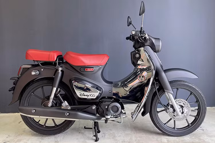 Khi mới ra mắt, mẫu xe này nhanh chóng được các cửa hàng xe máy tư nhân nhập khẩu về Việt Nam với số lượng khoảng 10 chiếc. Tại thời điểm đó, giá xe Honda Super Cub Disney Limited Edition dao động trên 150 triệu đồng, có thời điểm cao nhất tới 300 triệu đồng.