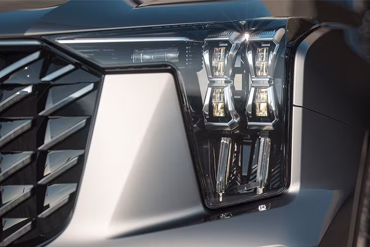 Mặt ca-lăng của mẫu xe SUV All-New GS8 được mở rộng với lưới tản nhiệt mạ crôm hình chữ V theo bố cục đối xứng. Cản trước hầm hố. Nắp ca-pô dập nổi tạo hình cơ bắp.