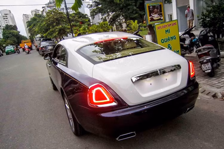 Cốp sau của xe rộng 470 lít, đủ chứa những chiếc va ly da sang trọng hay các bộ dụng cụ chơi golf... Đèn hậu chiếu sáng bằng bóng LED, viền mạ chrome sáng bóng.