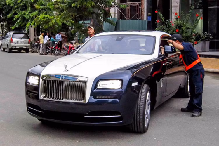 Tại Việt Nam, Rolls-Royce Wraith có giá từ 18 tỷ đồng với phiên bản thường và 21 tỷ đồng cho phiên bản bespoke. Điểm phân biệt dễ nhận thấy trên bản thường là không có đường coach line màu vàng chạy dọc thân như chiếc xe này.
