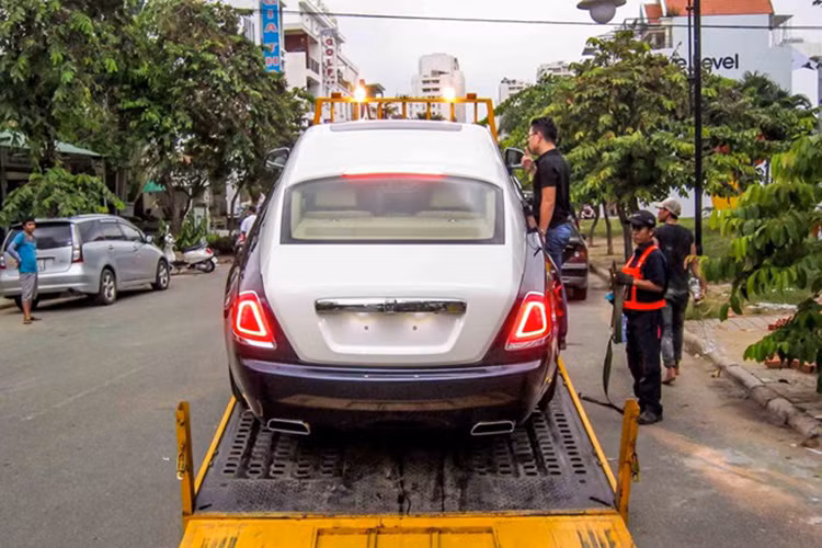 Chiếc xe được đưa lên xe tải chuyên dụng để vận chuyển tới nhà chủ sở hữu. Việc vận chuyển siêu xe 21 tỷ đồng lên xe hơi là công việc cực kỳ khó khăn. Chỉ một sơ suất nhỏ có thể làm giảm giá trị xe hàng tỷ đồng.