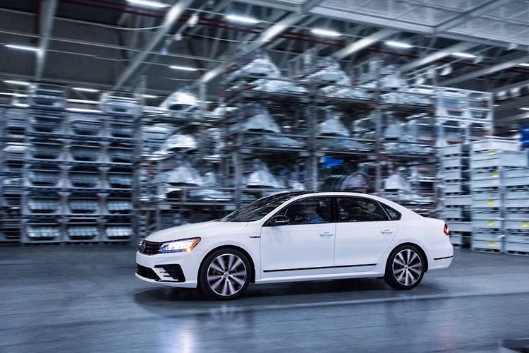 Ở bên dưới nắp ca-pô, Passat GT sẽ được trang bị khối động cơ V6 3.6l nạp khí tự nhiên, cho công suất tối đa 280 mã lực và mô-men xoắn 349Nm. Sức mạnh này được truyền xuống cầu trước thông qua hộp số tự động 6 cấp với lẫy chuyển số nhanh trên vô-lăng.
