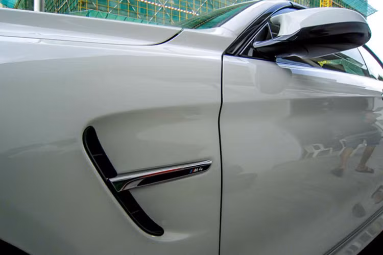 Khi kết hợp với hộp số tay 6 cấp, M4 Convertible có thể tăng tốc từ 0 đến100 km/h chỉ trong 4,6 giây hoặc 4,4 giây với hộp số tự động 7 cấp ly hợp kép (DCT).