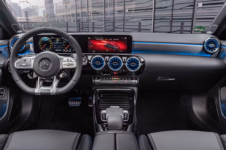 Bên trong Mercedes-AMG A35 4Matic Sedan 2020 có những trang bị quen thuộc như màn hình trung tâm và bảng đồng hồ nối liền nhau, hệ thống thông tin giải trí Mercedes-Benz User Experience (MBUX) và tính năng ra lệnh bằng giọng nói “Hey Mercedes” Linguatronic.