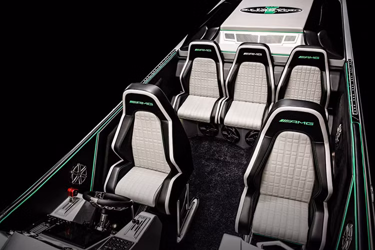 Nếu như siêu xe Mercedes-AMG GT R sử dụng động cơ V8 dung tích 4.0 lít, sản sinh công suất 577 mã lực chiếc thuyền cao tốc Marauder AMG 2017 sở hữu 2 động cơ Mercury Racing QC4v (Quad Cam 4 Valve) cho tổng công suất lên đến 3100 mã lực.
