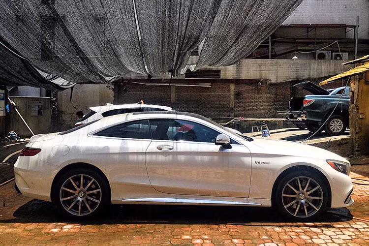 Mercedes-Benz cho biết, S63 AMG coupe có trọng lượng nhẹ hơn khoảng 65 kg so với phiên bản CL63 AMG, trong khi công suất lại cao hơn 40 mã lực và được trang bị nhiều tính năng tiêu chuẩn.