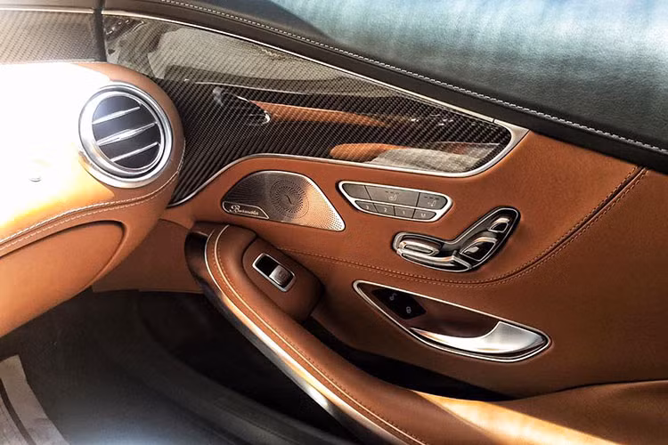 Những công nghệ tiêu chuẩn đáng chú ý xuất hiện trên S-Class Coupe như hệ thống treo khí nén AIRMATIC, dàn âm thanh Burmester high-end, chức năng massage chườm đá nóng, hệ thống định vị và dẫn đường GPS, hệ thống hỗ trợ nhìn ban đêm, màn hình đa góc nhìn và Camera 360 độ.