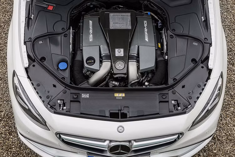 Với khối động cơ này, xe có khả năng tăng tốc từ 0 – 96 km/h mất 3,7 giây tốc độ tối đa giới hạn điện tử 250km/h. Mercedes S63 AMG Coupe sở hữu kích thước tổng thể dài x rộng x cao lần lượt là 5.044 x 1.912 x 1.4222 mm, chiều dài trục cơ sở ở mức 2.943 mm.