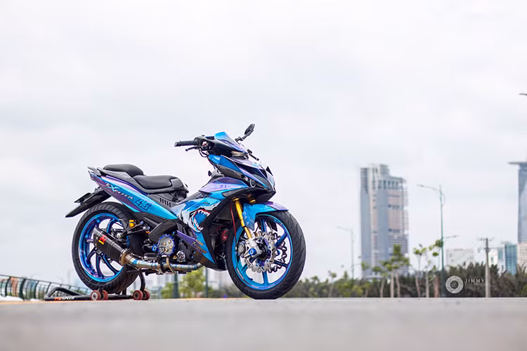 Kể từ khi chiếc xe máy Yamaha Exciter 150 ra mắt và thay thế cho Exciter 135 trước đây, đã có rất nhiều bản độ bánh lớn được biker Việt được tạo ra từ chiếc xe. Mới đây, một xưởng độ xe máy tại Sài Gòn đã "trình làng" một bản độ Exciter 150 mới cực nổi bật bởi một loạt đồ chơi "khủng".