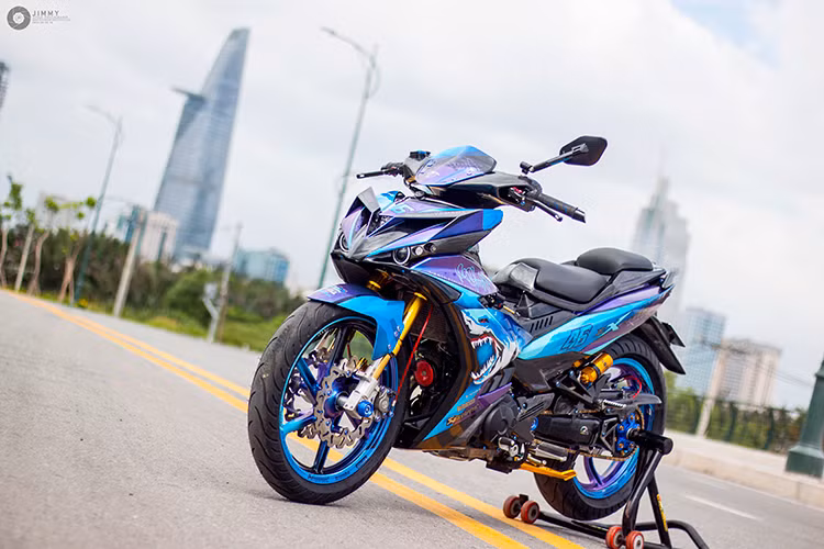 Chiếc xe máy côn tay Yamaha Exciter 150 sau khi được xưởng độ tại Sài Gòn trang bị loạt đồ chơi "hàng hiệu" của môtô phân khối lớn đã hoàn toàn "lột xác" với kiểu dáng mạnh mẽ như superbike. Được biết, số tiền mà chủ xe phải chi ra cho bản độ này lên đến 250 triệu đồng (gấp hơn 5 lần một chiếc Exciter 150 mới đang được Yamaha bán tại Việt Nam).