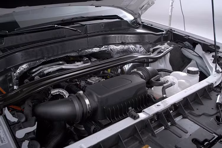 So với thế hệ cũ, Ford Explorer phiên bản máy 2.3L Ecoboost mới đã thay đổi cách bố trí động cơ, thay vì đặt ngang sử dụng hệ dẫn động cầu trước (FWD) tiêu chuẩn, hoặc thiết lập hệ dẫn động bốn bánh (AWD) tùy chọn. Trên Explorer mới, hãng Ford đã đặt dọc máy 2.3L Ecoboost nhằm tạo ra hệ dẫn động cầu sau (RWD) tiêu chuẩn đúng chất xe SUV, bên cạnh tùy chọn hệ dẫn động bốn bánh (AWD) như cũ.