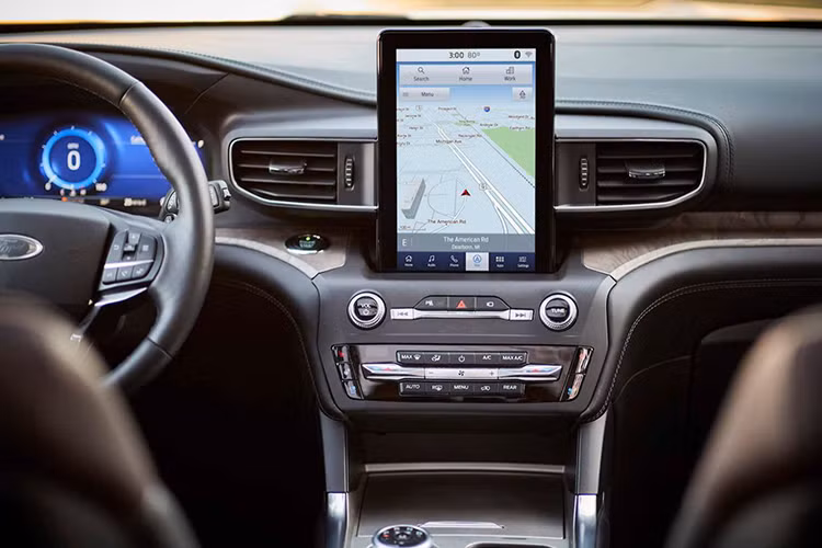 Ngược lại với những thay đổi của ngoại thất Explorer 2020 thì nội thất chiếc SUV là một sự lột xác toàn diện khi vừa sở hữu thiết kế hoàn toàn mới. Tổng thể cabin mang nét tối giản hóa, vừa đủ những chi tiết cầu kỳ đi kèm độ thực tiễn cao, chất liệu chế tạo táp lô hay ghế ngồi cũng được nâng cấp so với trước.