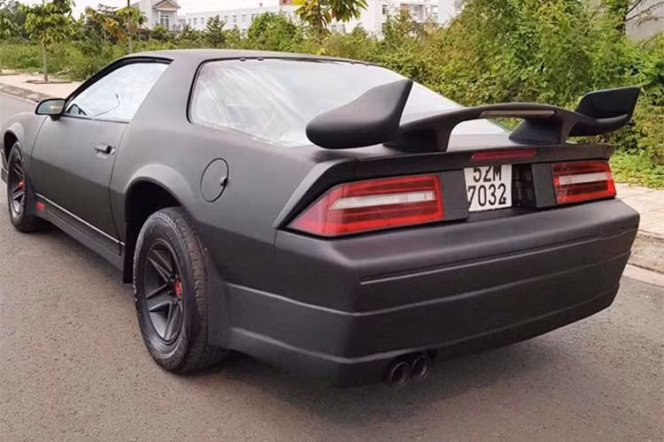 Điểm nhấn ở ngoại hình chiếc Chevrolet Camaro đời 1989 này còn gây sự chú ý với cánh lướt gió cỡ lớn thiết kế lạ mắt và đèn hậu dạng LED.