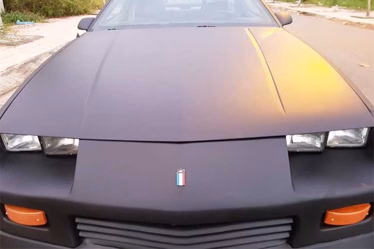 Chevrolet Camaro đời 1989 có kích thước thổng thể bao gồm chiều dài 4.890 mm, rộng 1.850 mm và cao 1.280 mm. Chiều dài cơ sở 2,565 mm. 