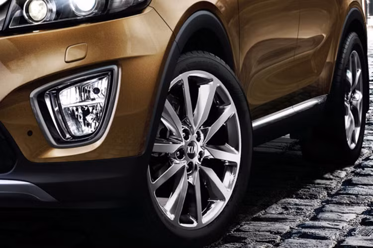 Về ngoại hình được làm mới của Sorento High Spec 2017 có những trang bị tiêu chuẩn như đèn pha HID với hệ thống chiếu sáng thích ứng. Đèn sương mù trước tích hợp tính năng chiếu sáng theo góc cua, gá chằng đồ trên nóc, ăng-ten hình vây cá cùng bộ vành hợp kim đa chấu 19 inch.