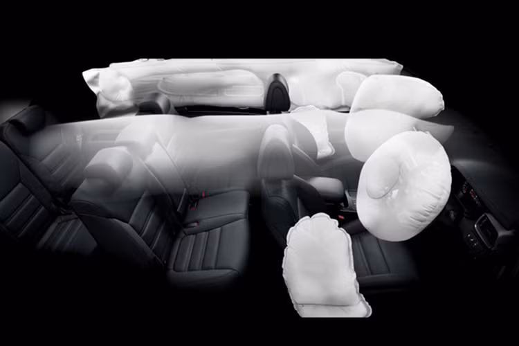 Về trang bị an toàn, Kia Sorento High Spec 2017 không có gì mới, vẫn là 6 túi khí, hệ thống cân bằng điện tử, kiểm soát độ ổn định, chống bó cứng phanh ABS, phân bổ lực phanh điện tử EBD, trợ lực phanh và giám sát áp suất lốp. Cửa khoang hành lý là loại chỉnh điện tiện nghi và an toàn hơn.