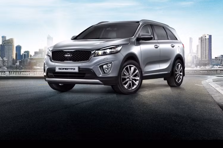 Tại thị trường Malaysia, Kia Sorento High Spec 2017 sẽ có giá khởi điểm từ 191.888 RM (tương đương 1,04 tỷ đồng). Khách hàng có thể chọn giữa các màu sơn ngoại thất là nâu, trắng, đen và bạc khi mua mẫu SUV 7 chỗ này. Tại thị trường Việt Nam giá bán hiện tại của Sorento phiên bản cũ khởi điểm từ 848 triệu đồng cho bản 2.4l GAT, giá 951 triệu đồng cho bản 2.4l GATH và cao nhất là 969 triệu đồng cho bản máy dầu 2.2l DATH.