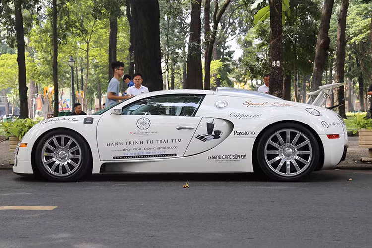 Những thông số ấn tượng về tốc độ của Bugatti Veyron là điều khiến không ít người nổi tiếng trên thế giới sẵn sàng bỏ ra số tiền lớn để sở hữu - chính vì vậy ngoài mức giá siêu đắt để sở hữu nó, ngay cả khi sở hữu và vận hành nó cũng là những khoản chi phí không hề nhỏ.