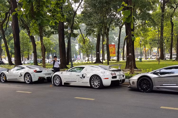 Tại sự kiện chuẩn bị cho hành trình siêu xe vào sáng nay, không chỉ có mẫu xe Bugatti Veyron đình đám đắt nhất nhì Việt Nam, còn có có sự góp mặt của nhiều dòng siêu xe đắt tiền, "hàng hiếm" mà ít khi gặp trên đường như Aston Martin Vanquish, Rolls-Royce Phantom Drophead Coupe, Ferrari California, Lamborghini Aventador DMC,…