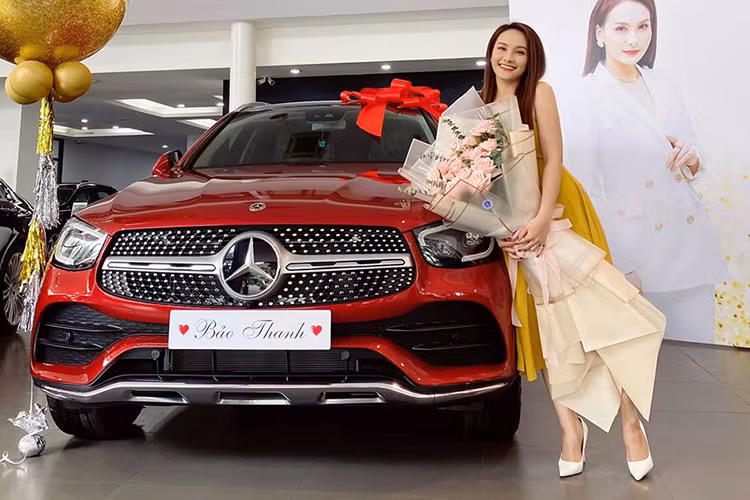 Giá xe Mercedes-Benz GLC 300 4Matic 2020 được phân phối chính hãng với bán lẻ đề xuất là 2,399 tỷ đồng. Trước đó, diễn viên Bảo Thanh thường xuyên sử dụng một chiếc Mazda CX-5 2017 cũng màu đỏ làm phương tiện di chuyển cho lịch trình làm việc dày đặc.