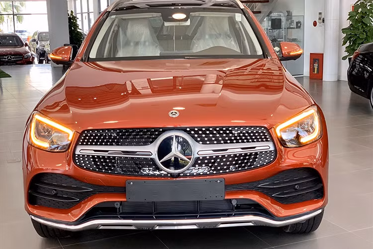 Được Mercedes-Benz Việt Nam giới thiệu tới khách hàng trong nước lần đầu vào cuối tháng 4/2016, GLC là mẫu xe hạng sang được ưa chuộng nhất và bán chạy nhất tại Việt Nam cho đến nay. Mẫu xe thể thao đa dụng này luôn dành được sự quan tâm đặc biệt của khách hàng và tạo nên những kỷ lục doanh số “vô tiền khoáng hậu”. Tính đến hết năm 2019, đã có hơn 9.000 xe GLC lăn bánh tại Việt Nam.